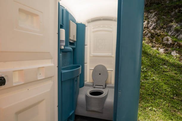 Porta potty delivery and setup in Boronda, CA